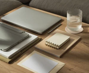 Table avec ordinateur portable, carnet de notes, ipad pour la communication